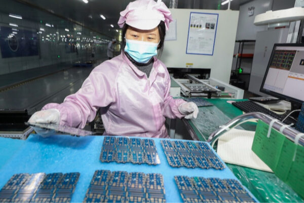 Промислові прибутки Китаю рекордно за рік обвалилися