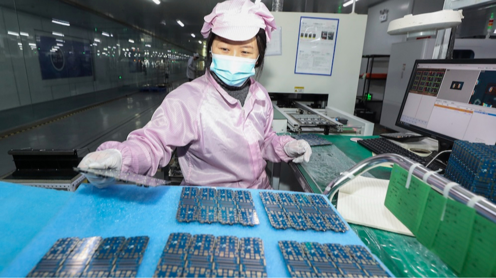 Промислові прибутки Китаю рекордно за рік обвалилися