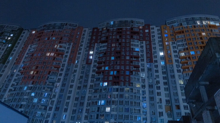 Київ з опівночі переходить на тимчасові графіки відключень – ДТЕК