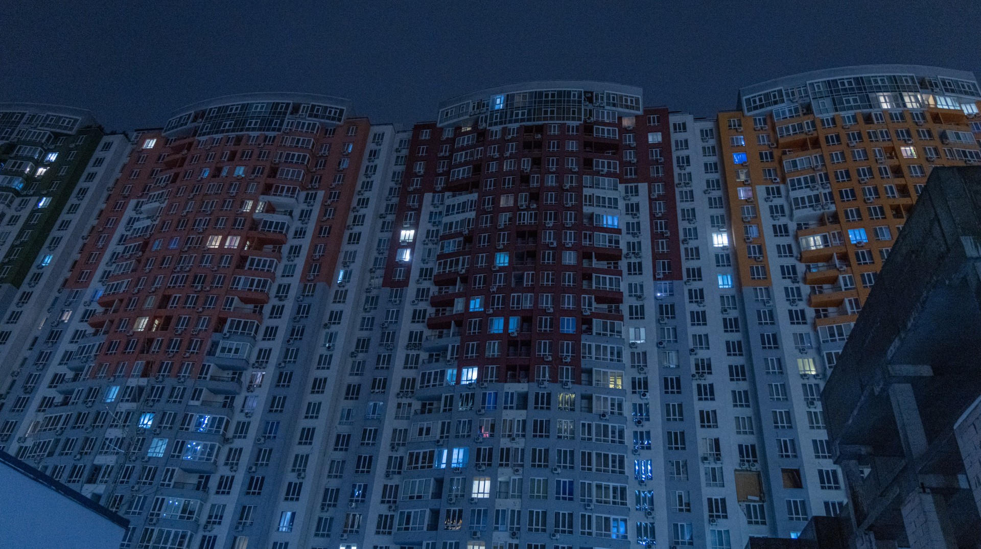 Київ з опівночі переходить на тимчасові графіки відключень – ДТЕК