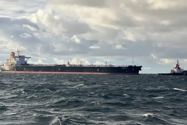 ЗМІ: субмарина РФ супроводжує танкер, що тікає від США