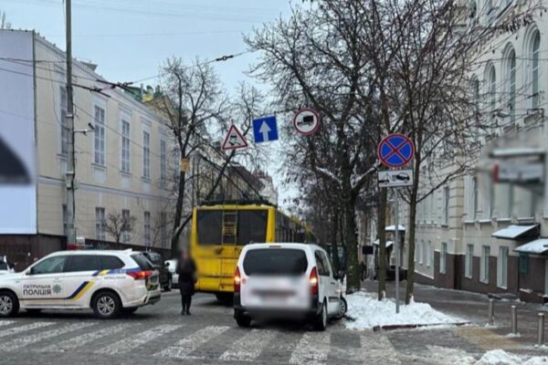 У центрі Києва в проваллі дороги застряг тролейбус