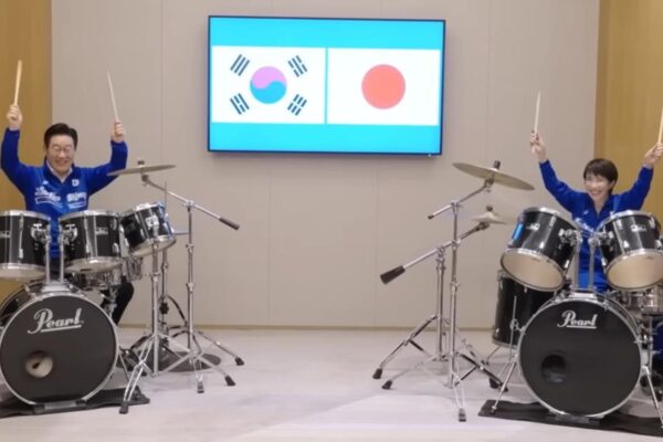 Лідери Японії й Південної Кореї разом зіграли на барабанах