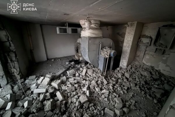 У Києві уламки БпЛА впали на житловий будинок