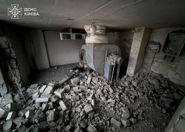 У Києві уламки БпЛА впали на житловий будинок