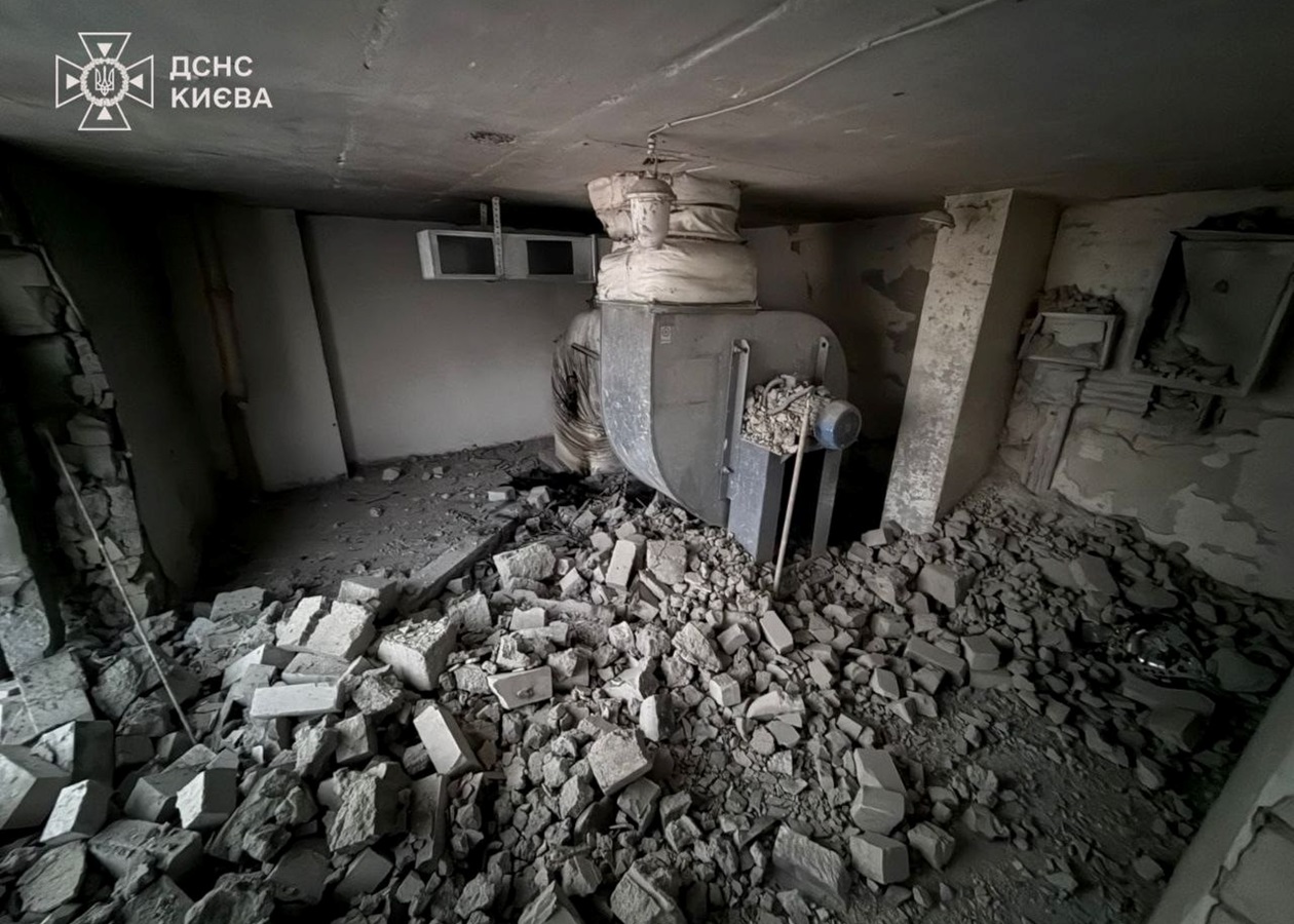 У Києві уламки БпЛА впали на житловий будинок