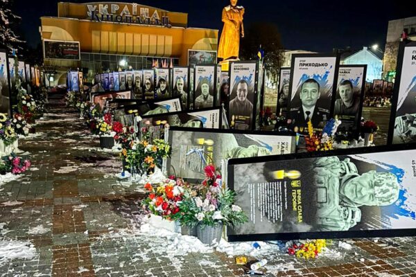 У Рівному жінка пошкодила портрети загиблих Героїв
