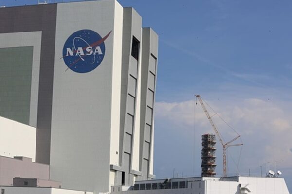 Мегаракету NASA вивели на позицію для пілотованого польоту на Місяць