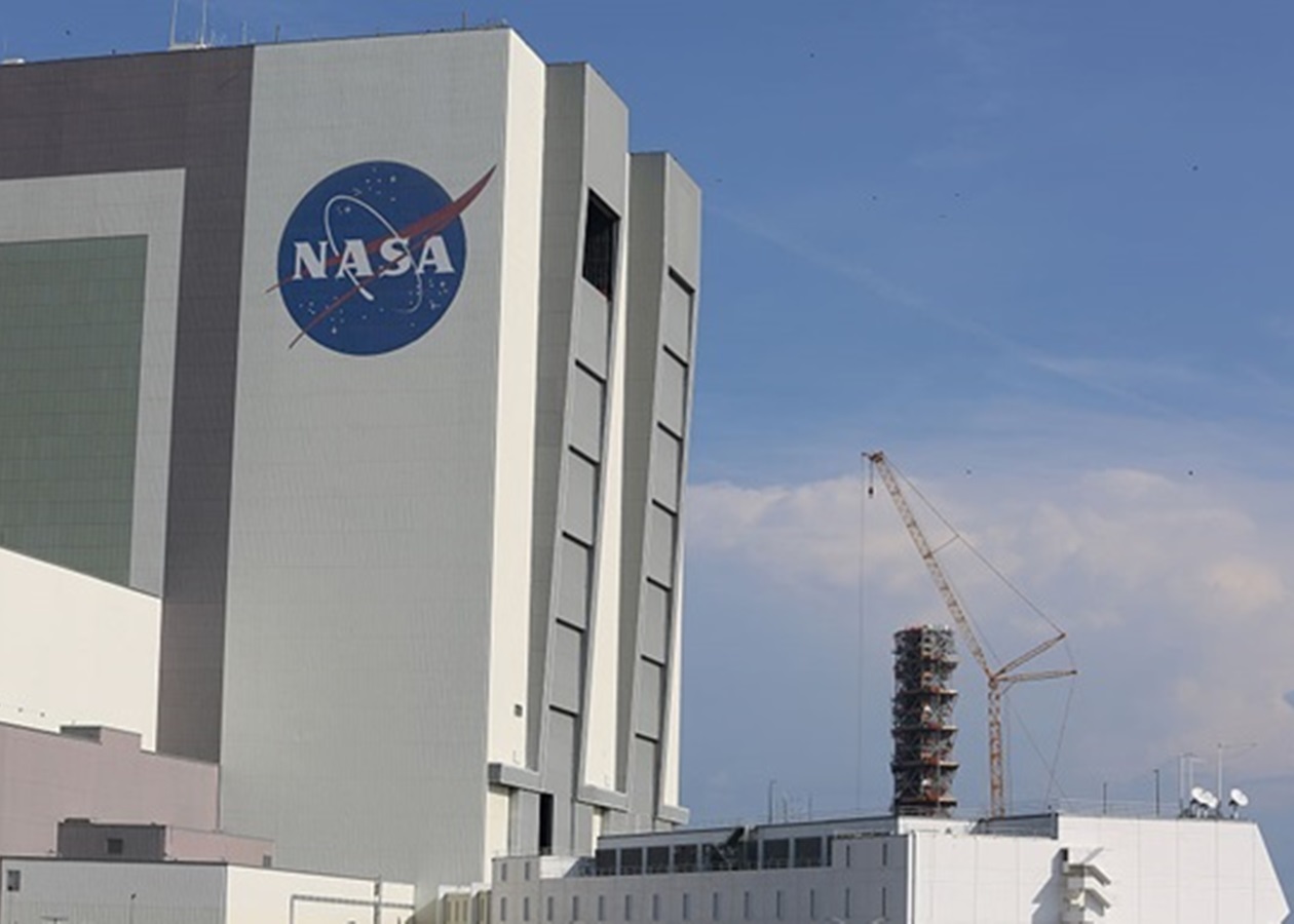 Мегаракету NASA вивели на позицію для пілотованого польоту на Місяць