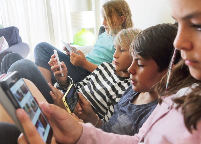 Парламент Франції підтримав заборону соцмереж для дітей