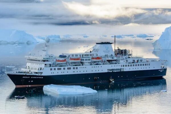"Плавуча казарма": Данія відправила в Гренландію радянський корабель