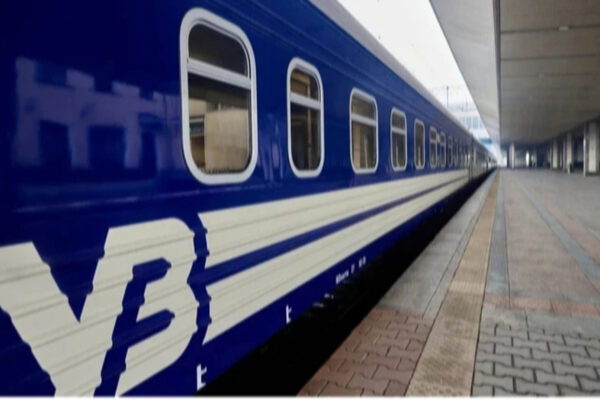 Понад 60 поїздів рухаються із затримками через російські обстріли – УЗ