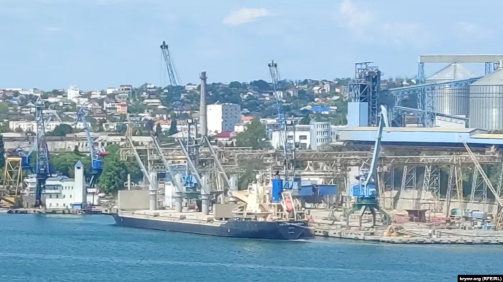 У розвідці сказали, скільки Росія вкрала зерна у України у 2025 році: кому його везуть