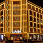 Київський ЦУМ майже повністю відключив зовнішню підсвітку