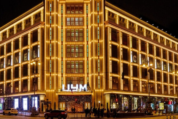Київський ЦУМ майже повністю відключив зовнішню підсвітку