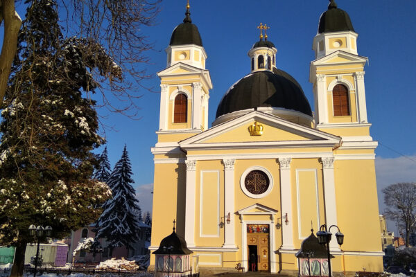 У Чернівцях одна релігійна організація через суд відібрала собор в іншої