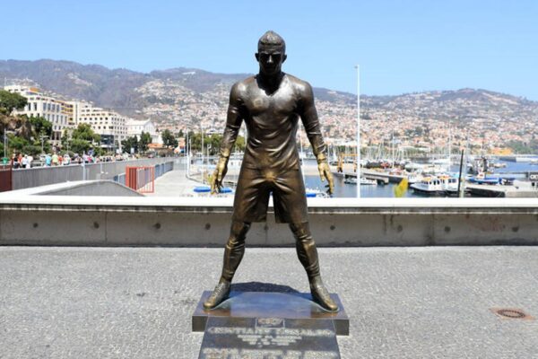 Статую Роналду на батьківщині осквернили вогнем