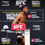 Боєць UFC зійшов із ваг і простерся плазом