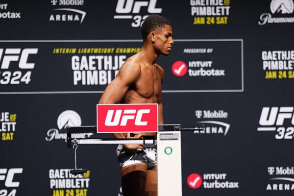 Боєць UFC зійшов із ваг і простерся плазом