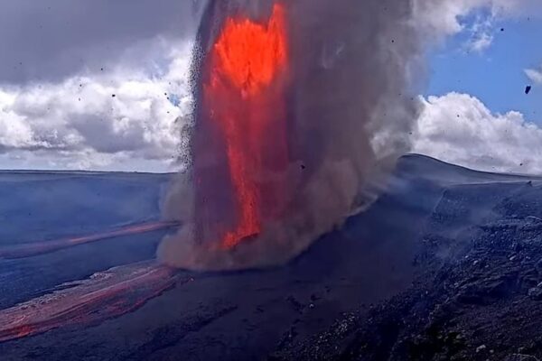 Вулкан на Гаваях випустив фонтан лави у 480м
