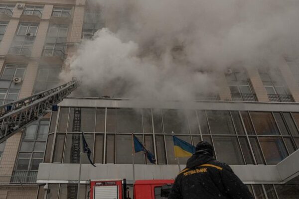 У центрі Києва спалахнула пожежа в готелі