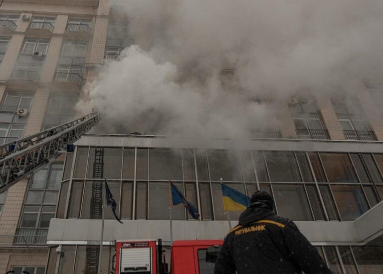 У центрі Києва спалахнула пожежа в готелі