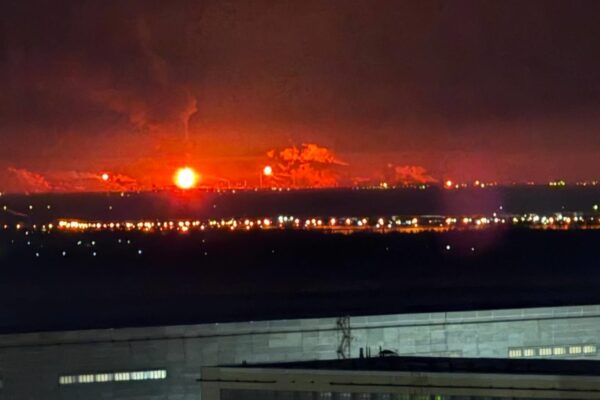 У Волгограді ефектно палає НПЗ