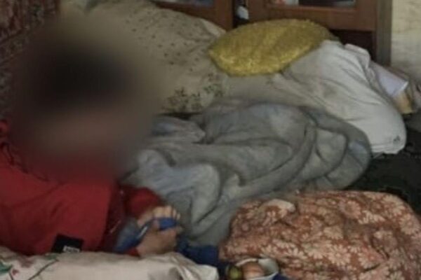 У Києві жінка на два тижні покинула сина у квартирі без їжі та води