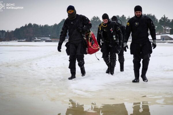На Київщині тривають пошуки водія, що провалився під кригу під час дрифту