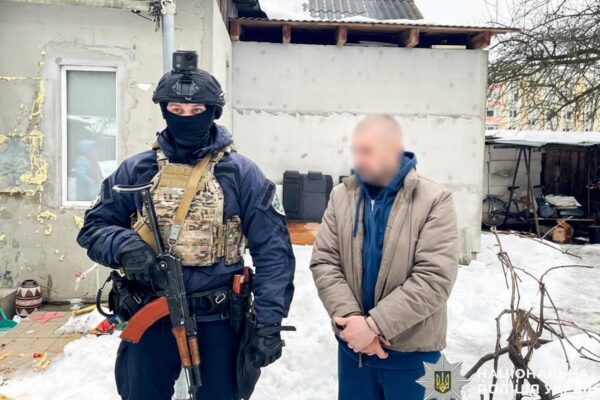 Викрав авто з полігону і відстрілювався: затримання дезертира