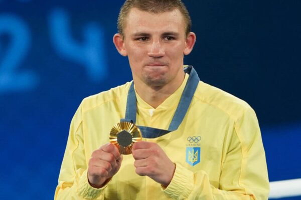 Усик як промоутер анонсує профі-дебют Хижняка