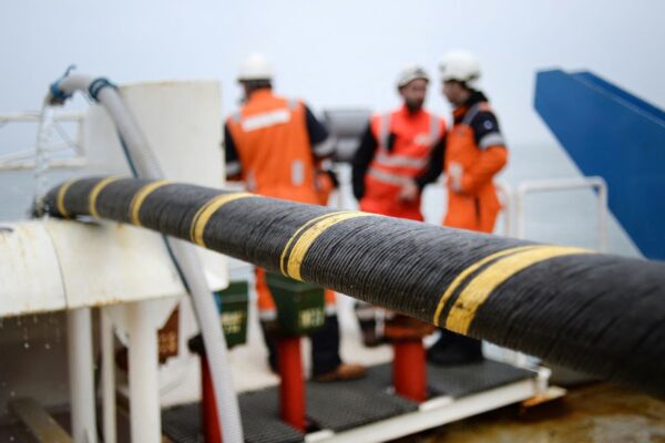 З дна океану підіймають перший оптоволоконний трансатлантичний кабель