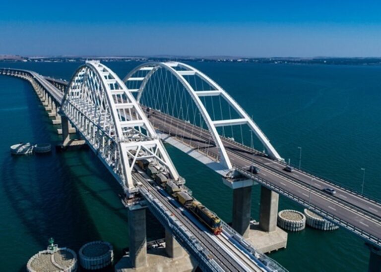 Кримський міст перекрили другу ніч поспіль