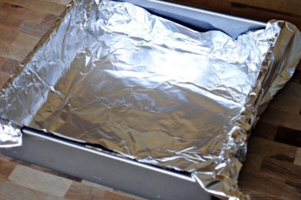 Блискуча чи матова: яка сторона фольги є безпечною при куховарстві