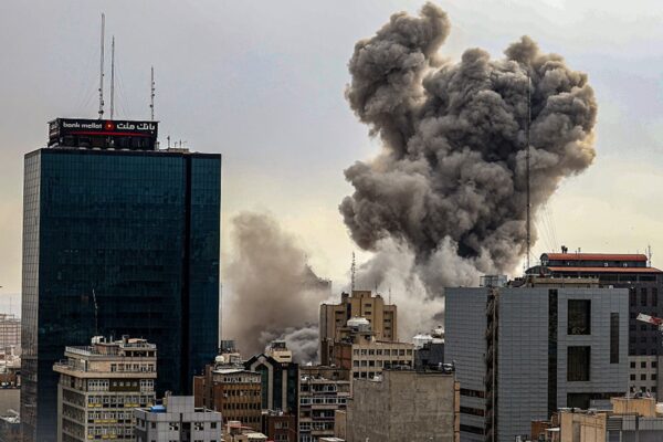 СюжетВійна на Близькому Сході. Онлайн