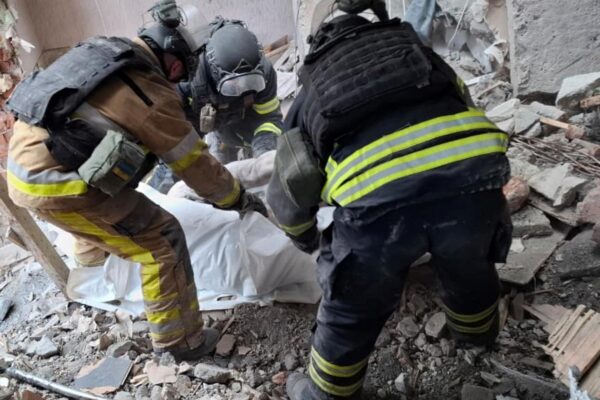 Троє загиблих, 16 поранених: у Дружківці завершили роботи на місці удару РФ