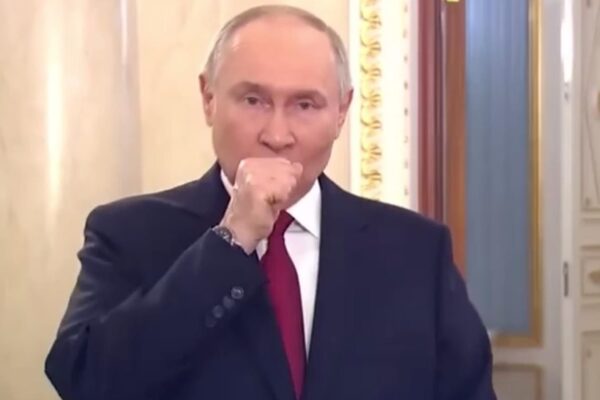 "Кхе-кхе": Кремль виклав невідредаговане вітання Путіна з 8 березня