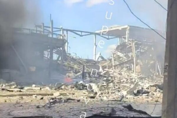 У Донецьку потужна пожежа після ракетного удару