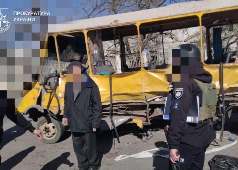 У Херсоні дрон атакував маршрутку, 10 поранених