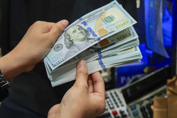 Долар в Україні за крок до психологічного рубежу