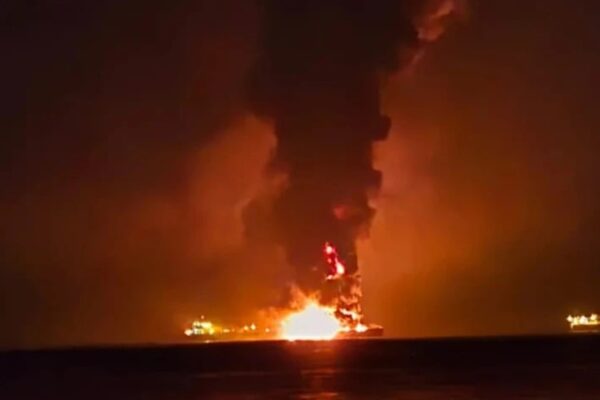 У Перській затоці горять нафтові танкери після атаки Ірану - ЗМІ