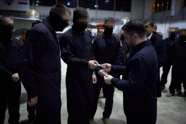 Зеленський у Румунії зустрівся з українськими пілотами F-16