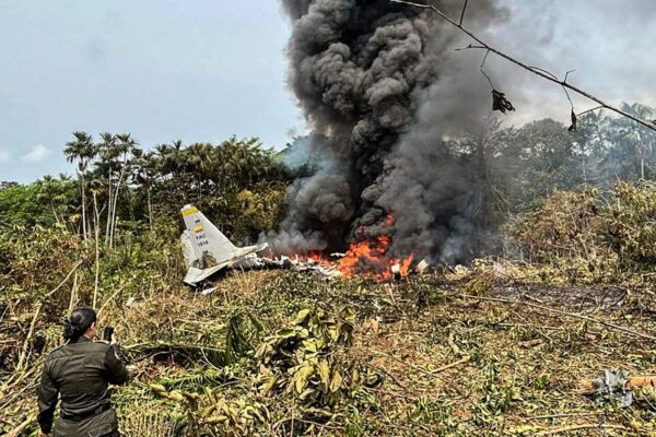 У Колумбії розбився літак із понад сотнею військових на борту