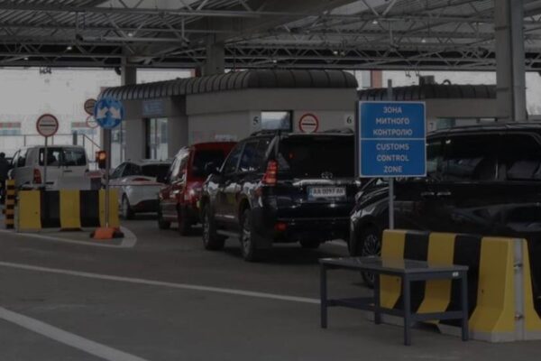 Перед Великоднем на кордоні України спостерігаються великі черги