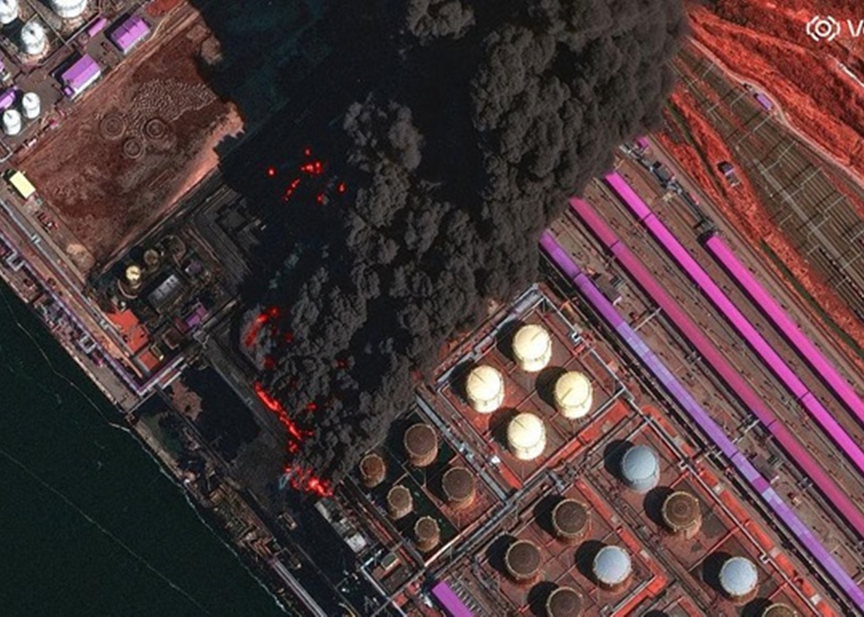 Зйомка з супутника показала, як горять порти РФ
