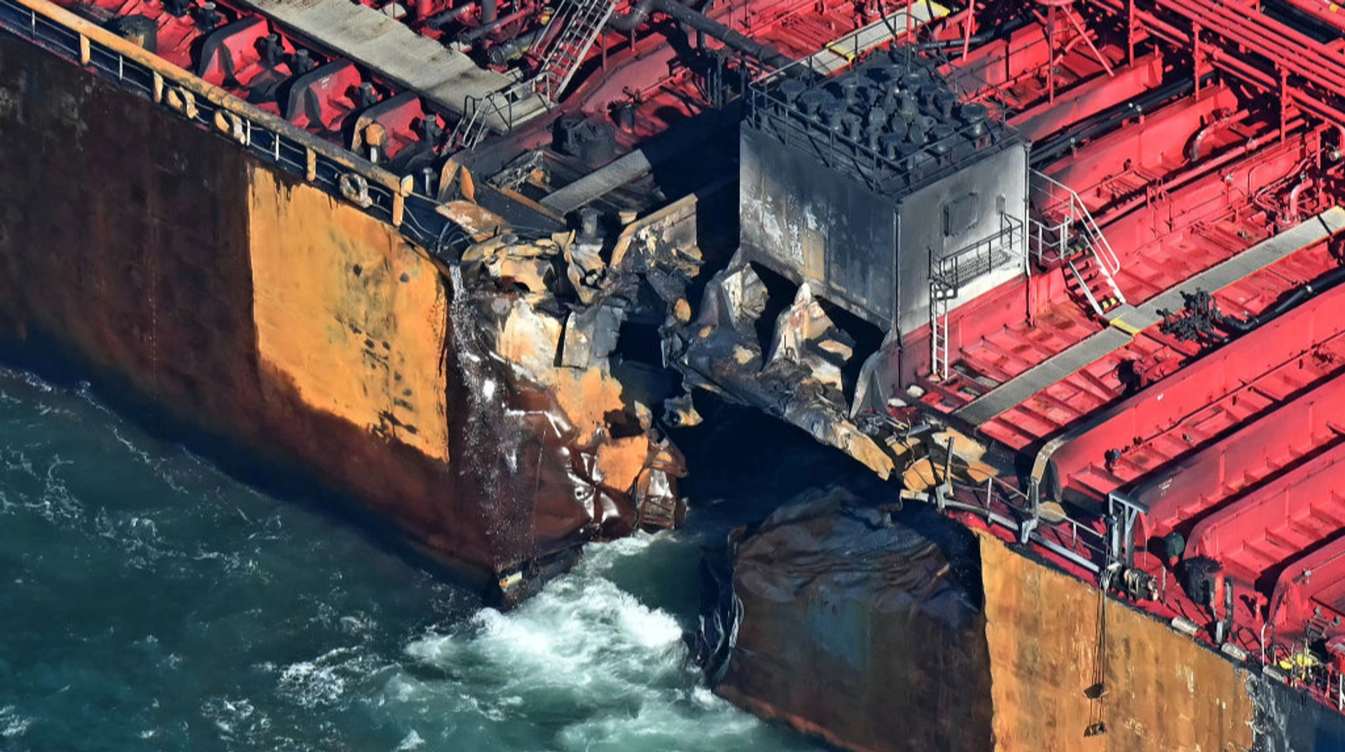 Іран ударив по великому нафтовому танкеру біля Дубая