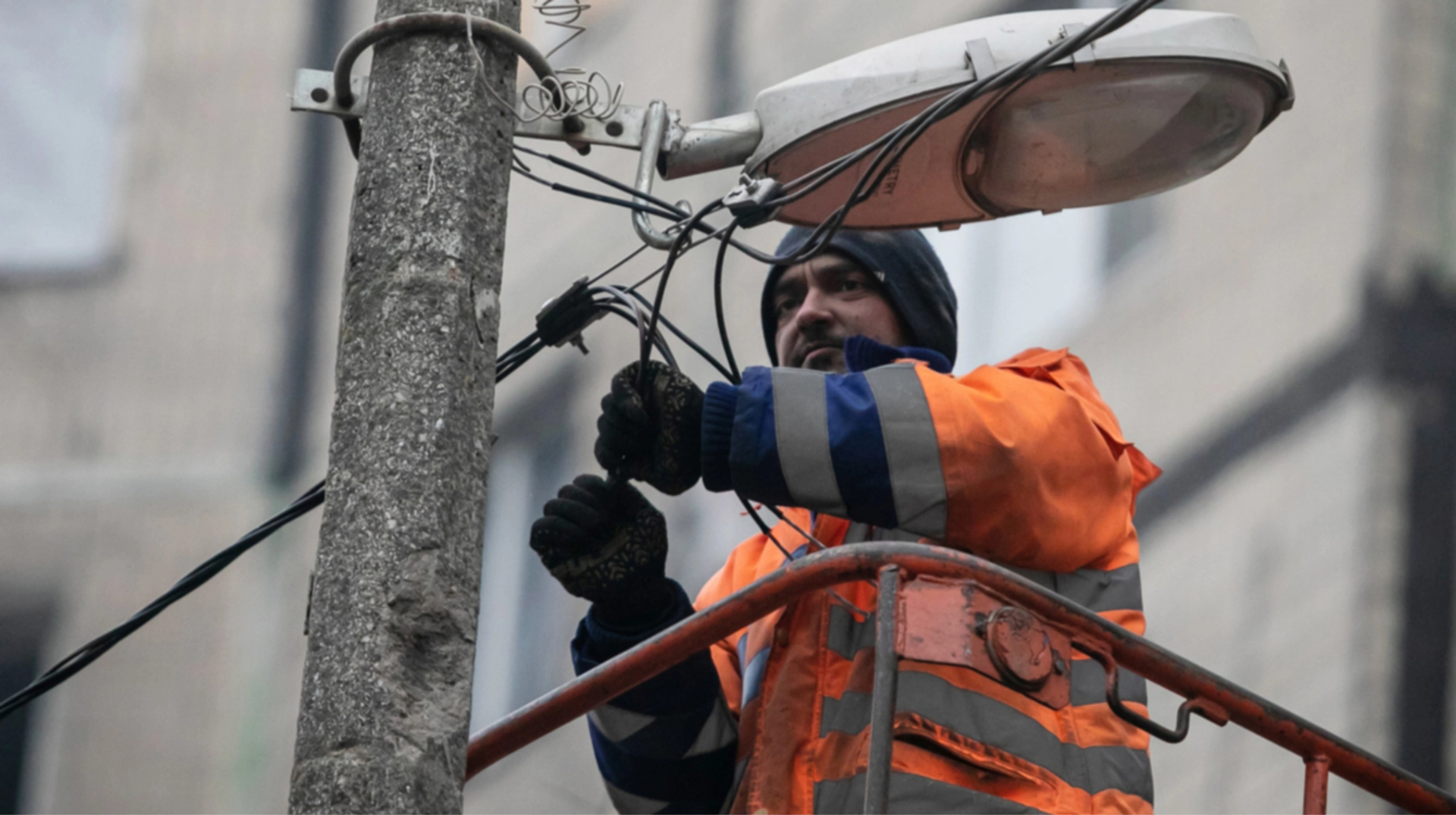 У семи областях частина родин залишається без світла через обстріли енергетики