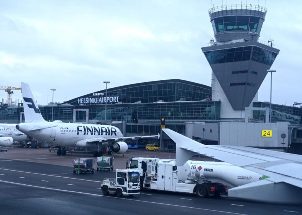 Два літаки, що летіли в РФ, приземлились у Фінляндії через атаку дронів