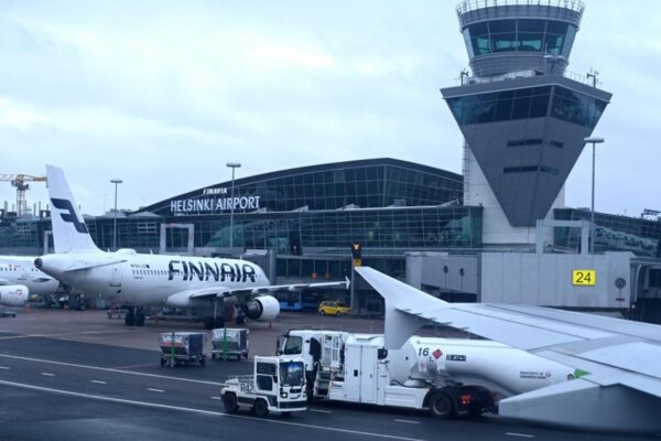 Два літаки, що летіли в РФ, приземлились у Фінляндії через атаку дронів