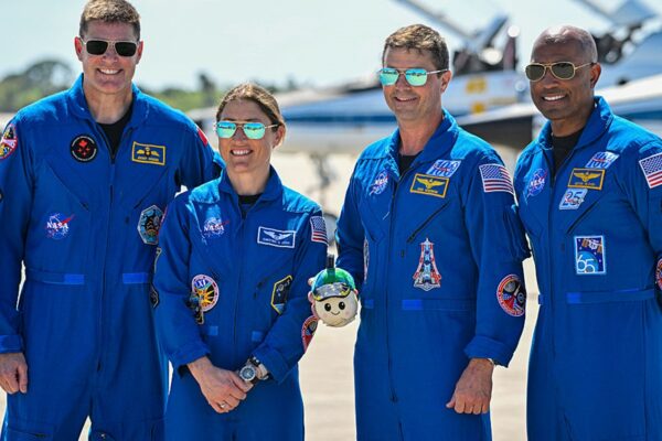 Людина знову летить на Місяць. Місія Артеміда-2